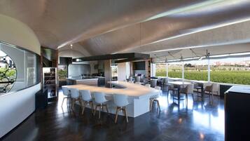 Una cocina moderna con una isla grande, taburetes de bar y vistas al exterior.