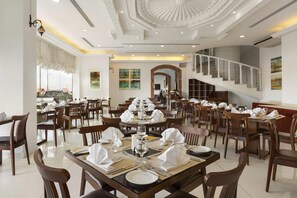 2 restoran; melayani sarapan, makan siang, dan makan malam