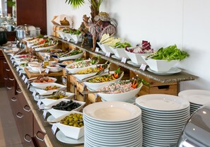 2 restaurantes; se sirven desayunos, almuerzos y cenas