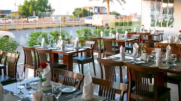 2 restaurants; breakfast, lunch and dinner served