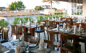 2 restaurants servant le petit déjeuner, le déjeuner et le dîner