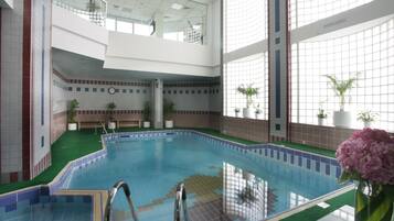 Piscina interna, espreguiçadeiras