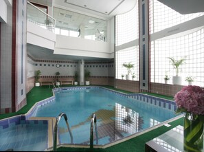 Indoor pool, pool loungers - Ramada by Wyndham Beach Hotel Ajman (Ajman)
