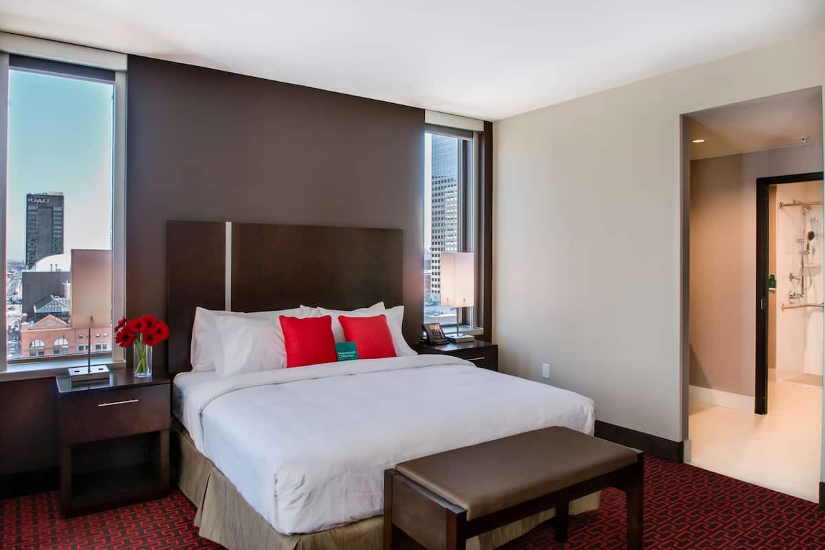 Premium bedding, in-room safe, laptop workspace, free cribs/infant beds