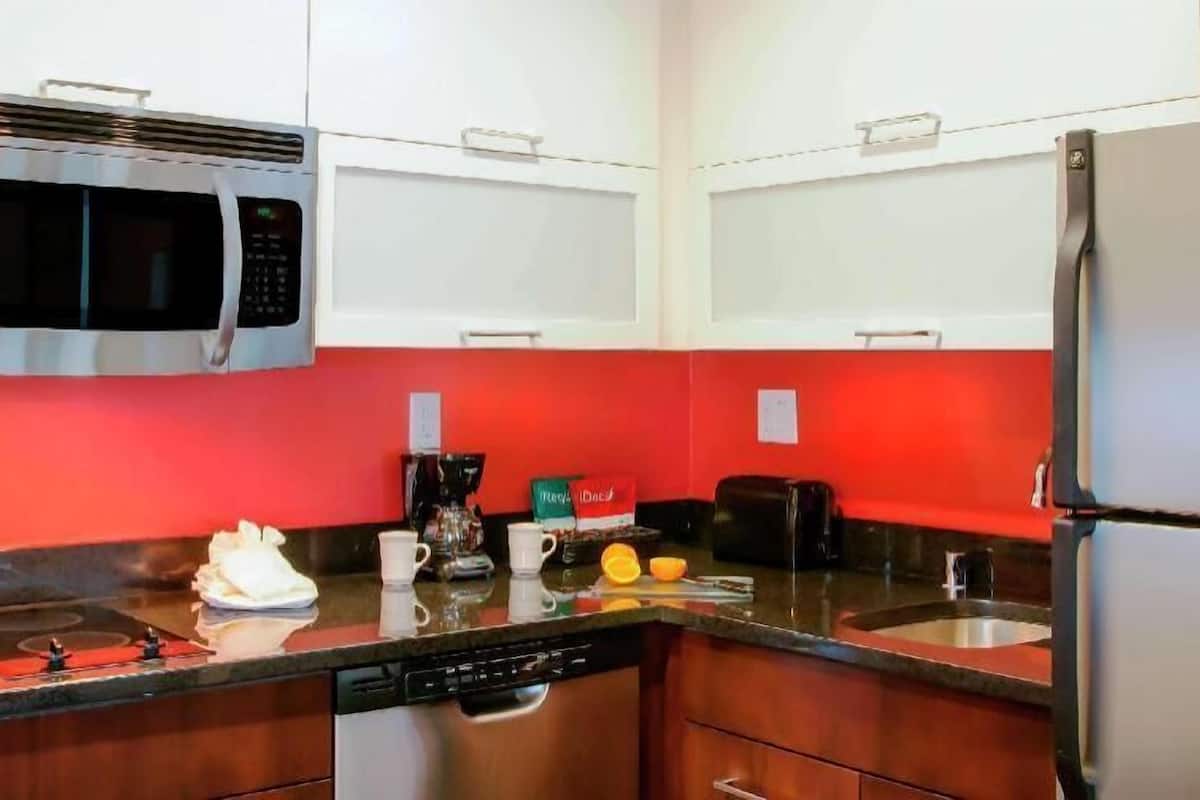 Private kitchen | Fridge, microwave, coffee/tea maker, cookware/dishes/utensils
