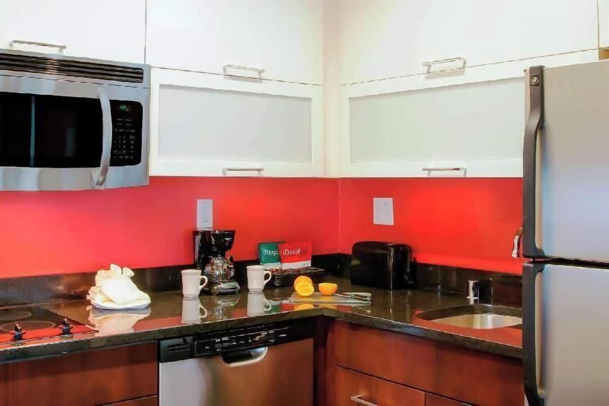 Private kitchen | Fridge, microwave, coffee/tea maker, cookware/dishes/utensils