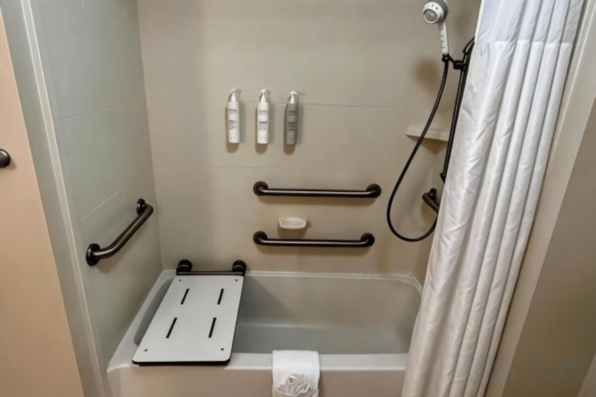 2 Qns Mobility/Hearing Access Tub Studio Ns