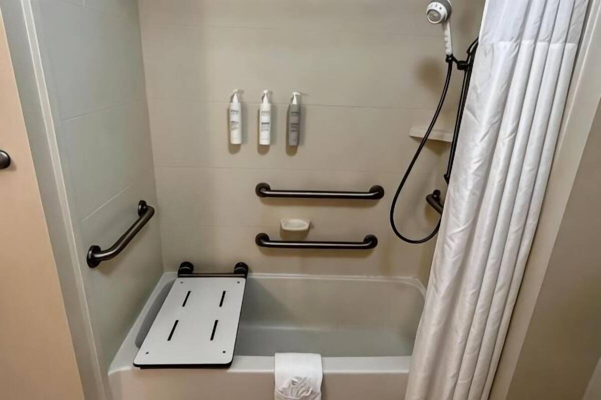 Combined shower/bathtub, hair dryer, towels, soap