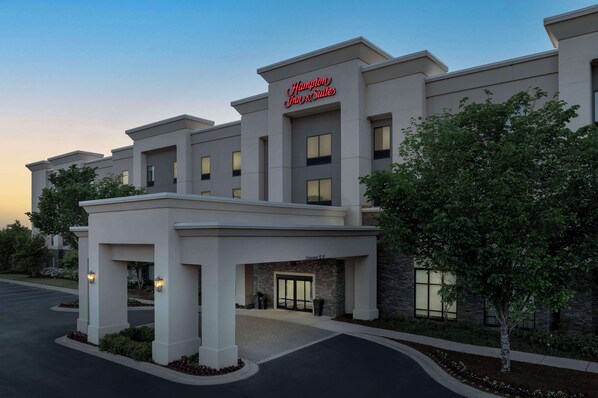 A modern hotel with a prominent sign reading "Hampton Inn & Suites." - Hampton Inn & Suites Huntsville/Research Park Area (Huntsville)