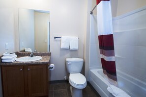 Combined shower/bathtub, free toiletries, hair dryer, towels - Red Roof Inn & Suites Dickinson (Dickinson)