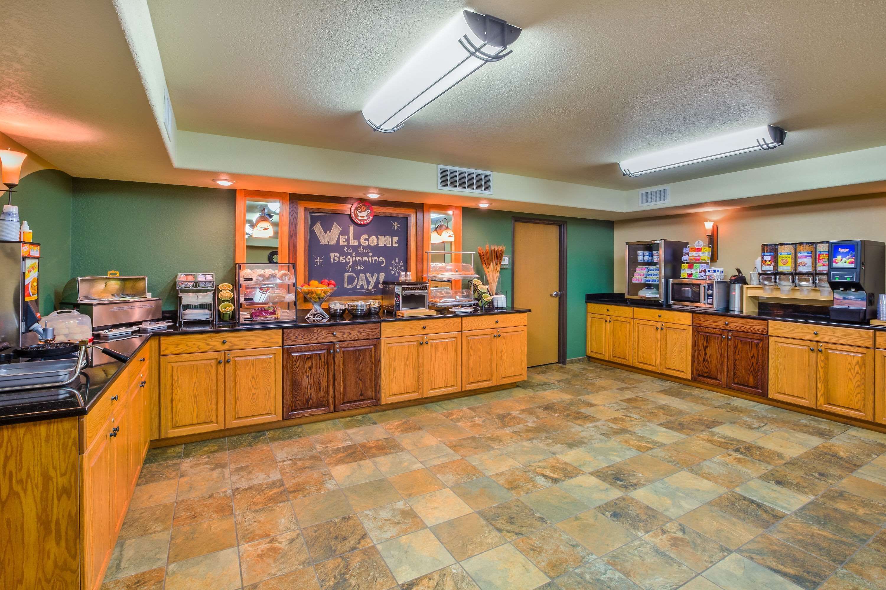 premier suite, 1 king bed, non smoking | breakfast area | free daily full breakfast