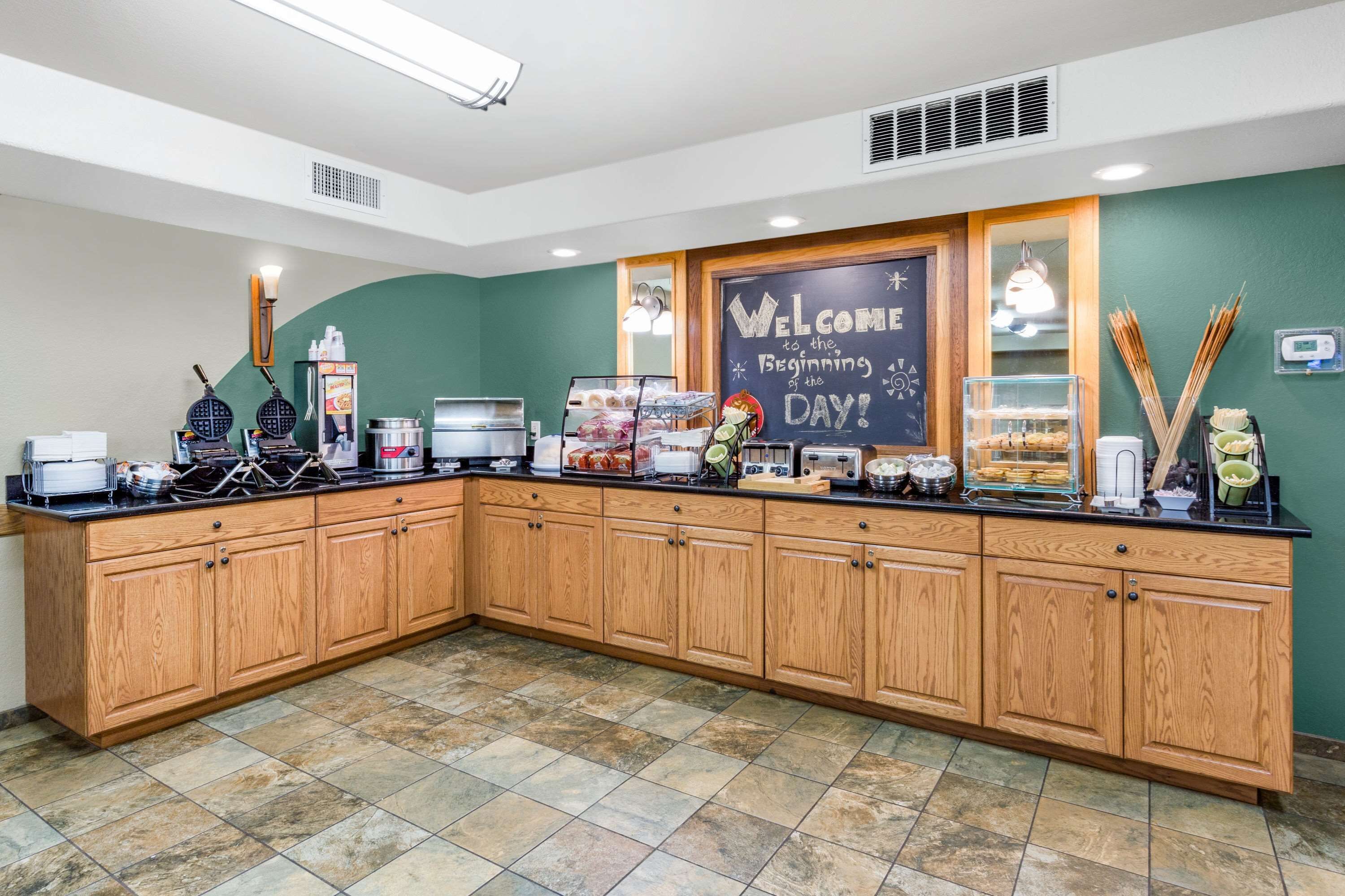 free daily full breakfast