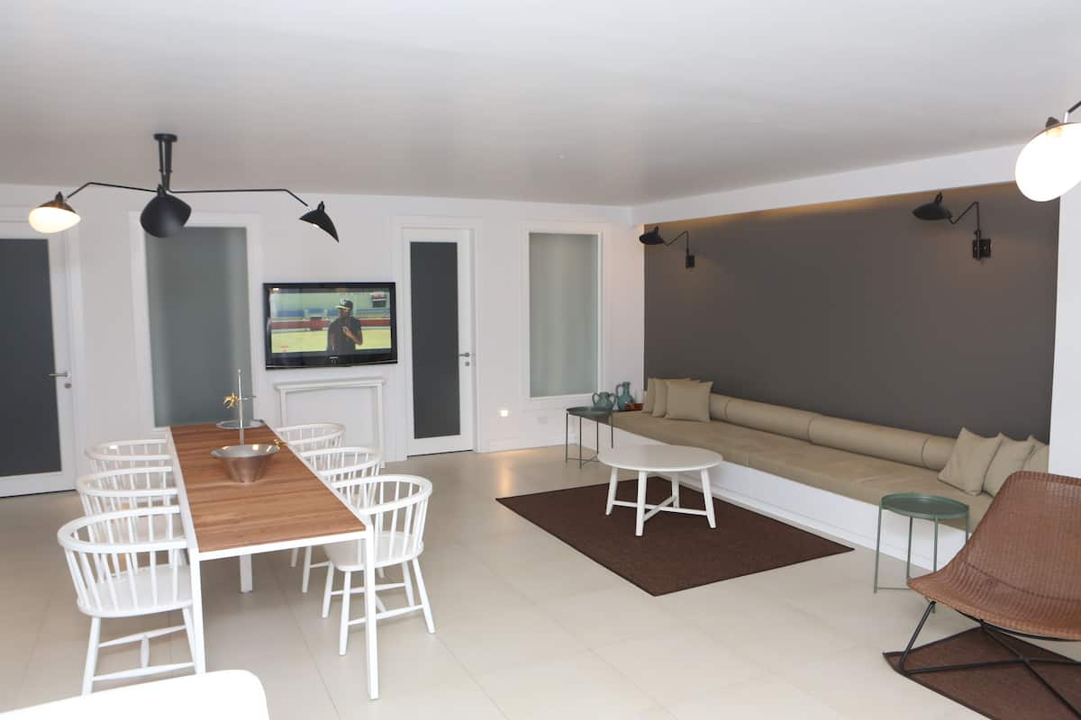 Signature Condo | Living area