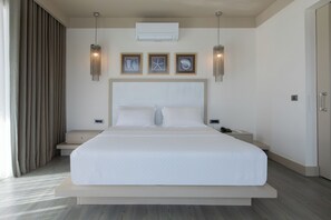 Un dormitorio moderno con una cama grande, mesitas de noche, un equipo de aire acondicionado y una obra de arte en la pared.