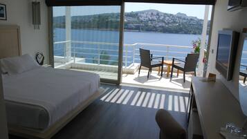 Deluxe Room | Premium bedding, minibar, in-room safe, blackout curtains