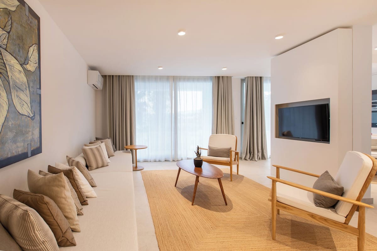 Exclusive Condo | Living area