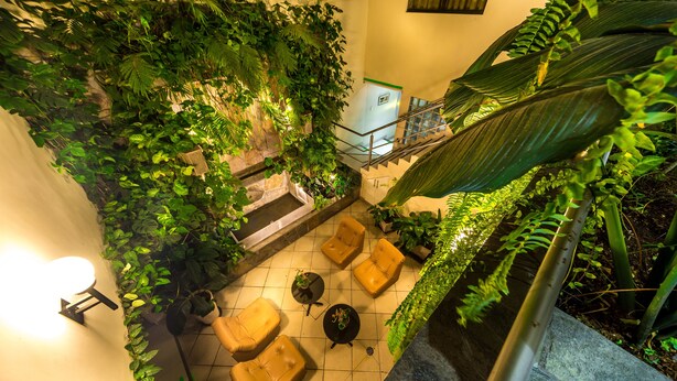 A staircase with a view of a room featuring a green wall, a staircase railing, and a light fixture. - Casa Fanning Apart Hotel (Lima)