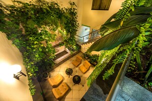 A staircase with a view of a room featuring a green wall, a staircase railing, and a light fixture. - Casa Fanning Apart Hotel (Lima)