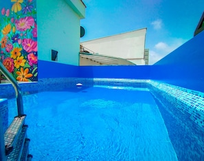 Piscine extérieure (ouverte en saison), chaises longues