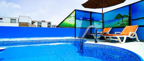 Piscine extérieure (ouverte en saison), chaises longues