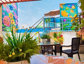 季節限定屋外プール、営業時間 10:00 ～ 20:00、サンラウンジャー