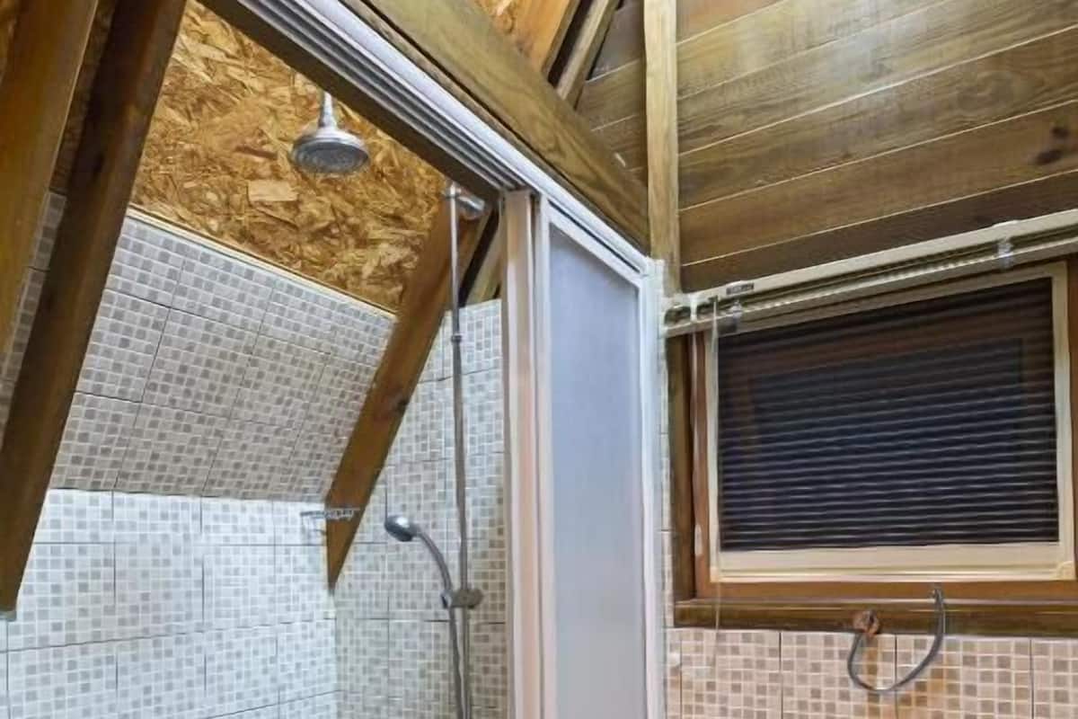 combined shower/bathtub, free toiletries, hair dryer