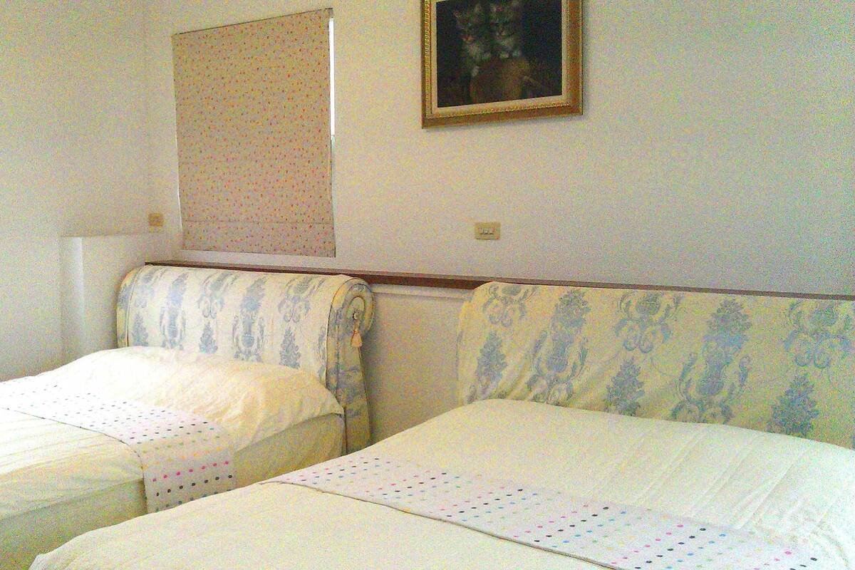 Camera familiare, 2 letti matrimoniali, vista montagna | Con stile personalizzato, una scrivania, tende oscuranti