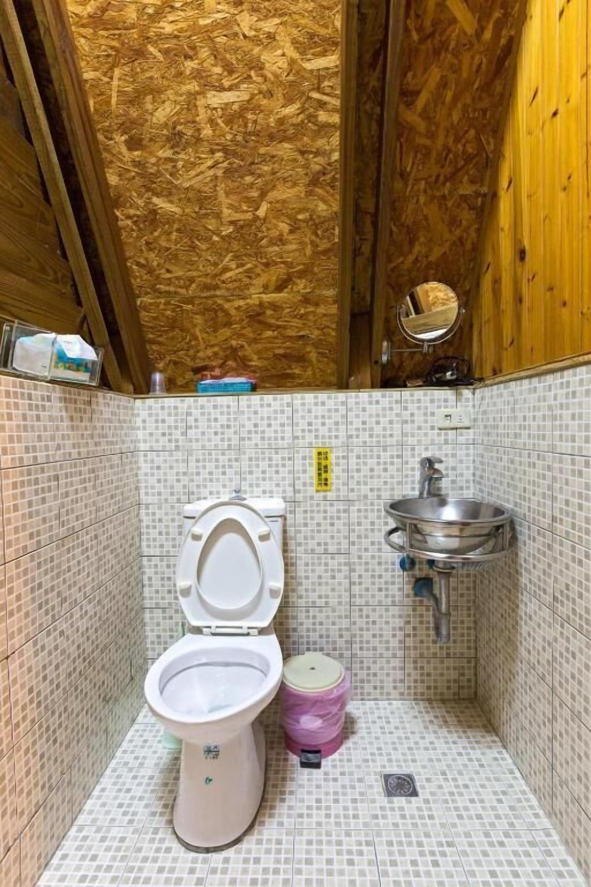 combined shower/bathtub, free toiletries, hair dryer