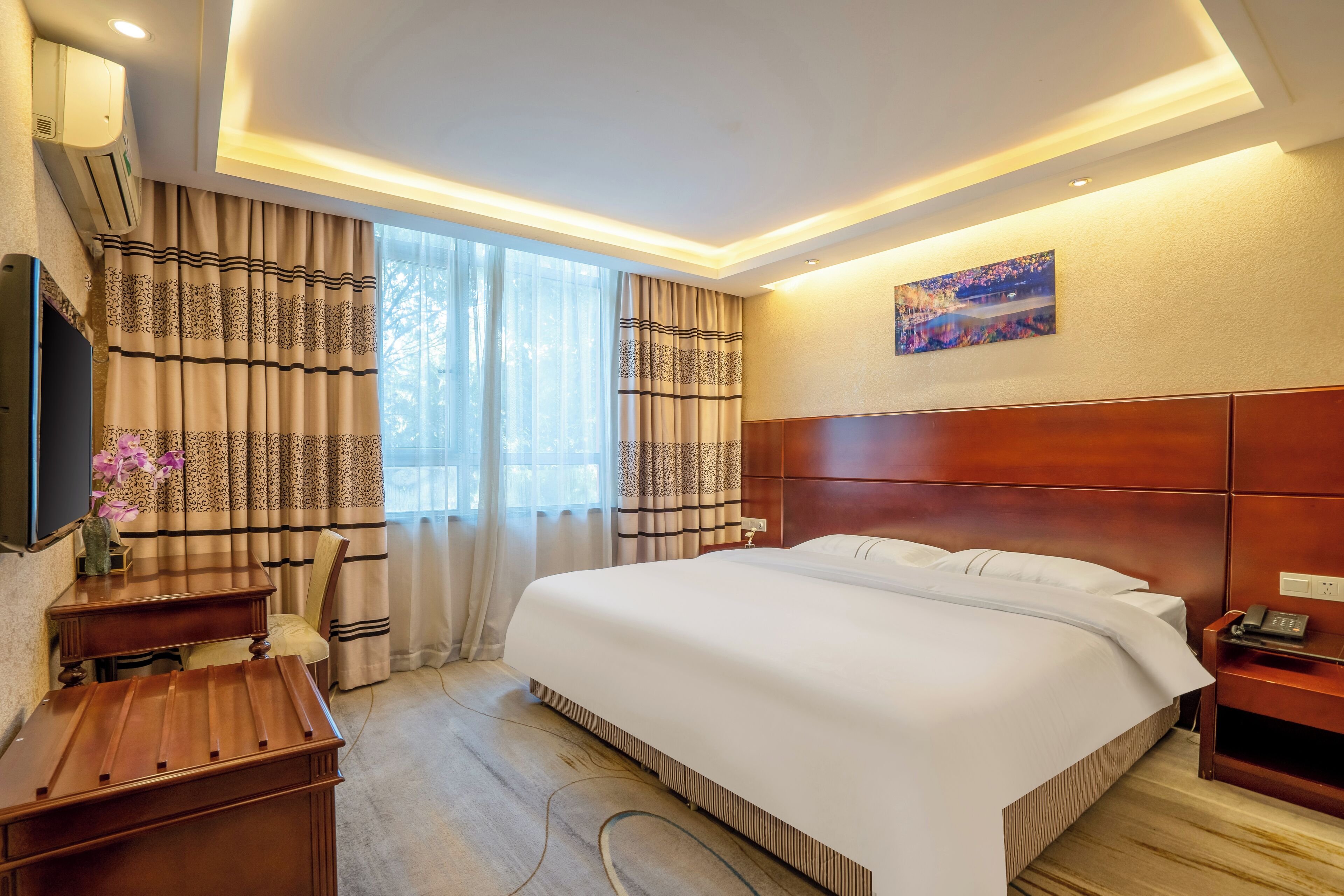 Design Room, 1 King Bed | Premium bedding, down comforters, in-room safe, desk