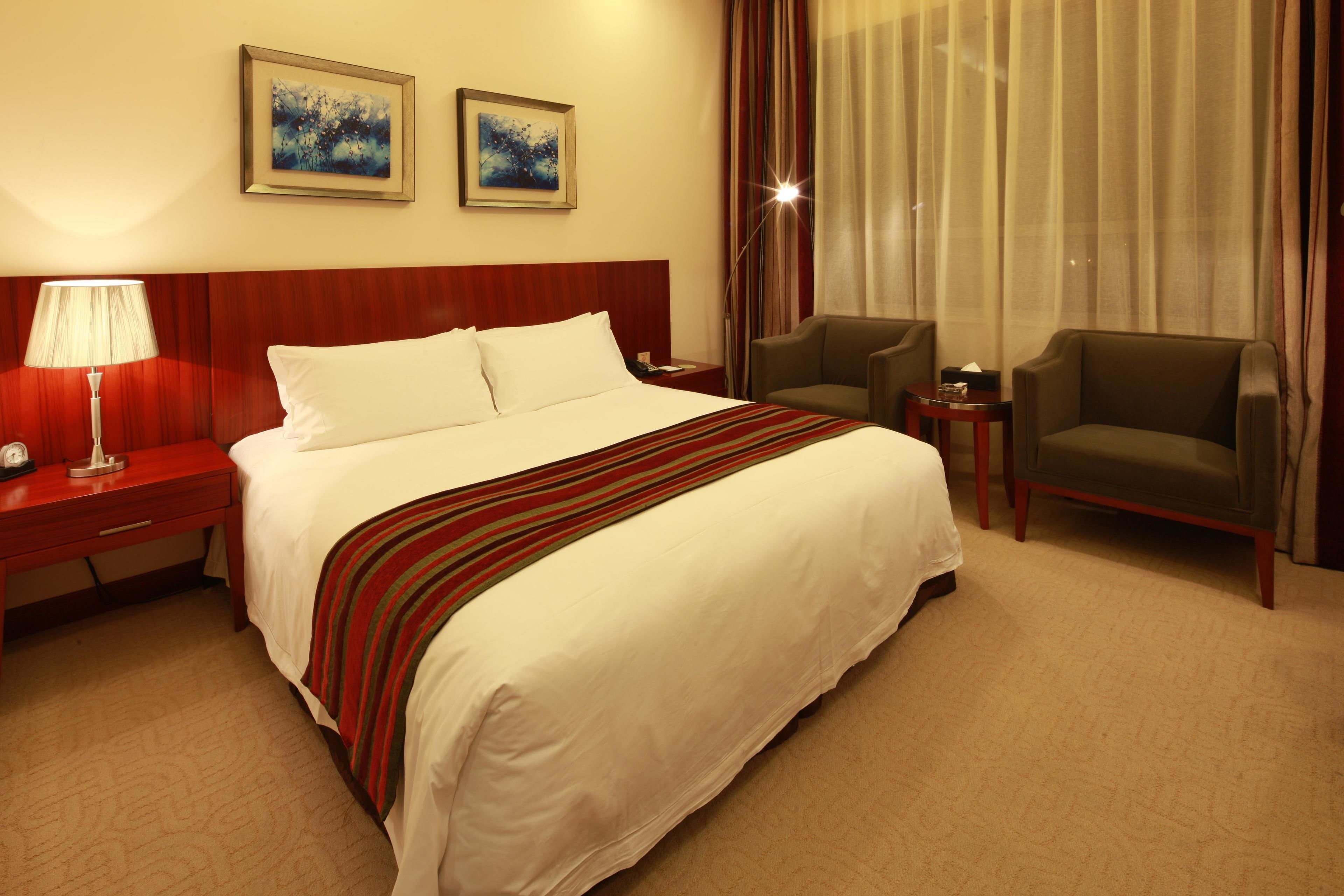 premium bedding, down duvets, minibar, in-room safe