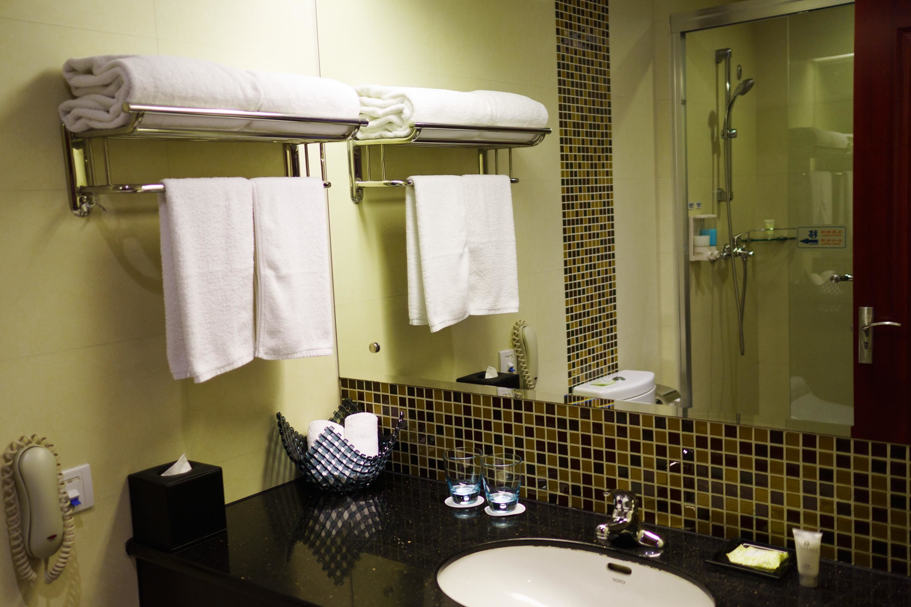 shower, rainfall showerhead, free toiletries, hair dryer