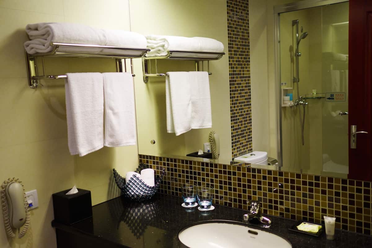 shower, rainfall showerhead, free toiletries, hair dryer