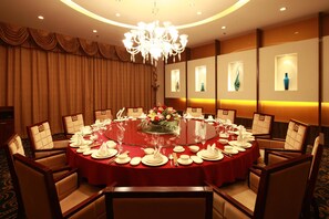 2 restaurants servant le déjeuner et le dîner, plats Cuisine japonaise