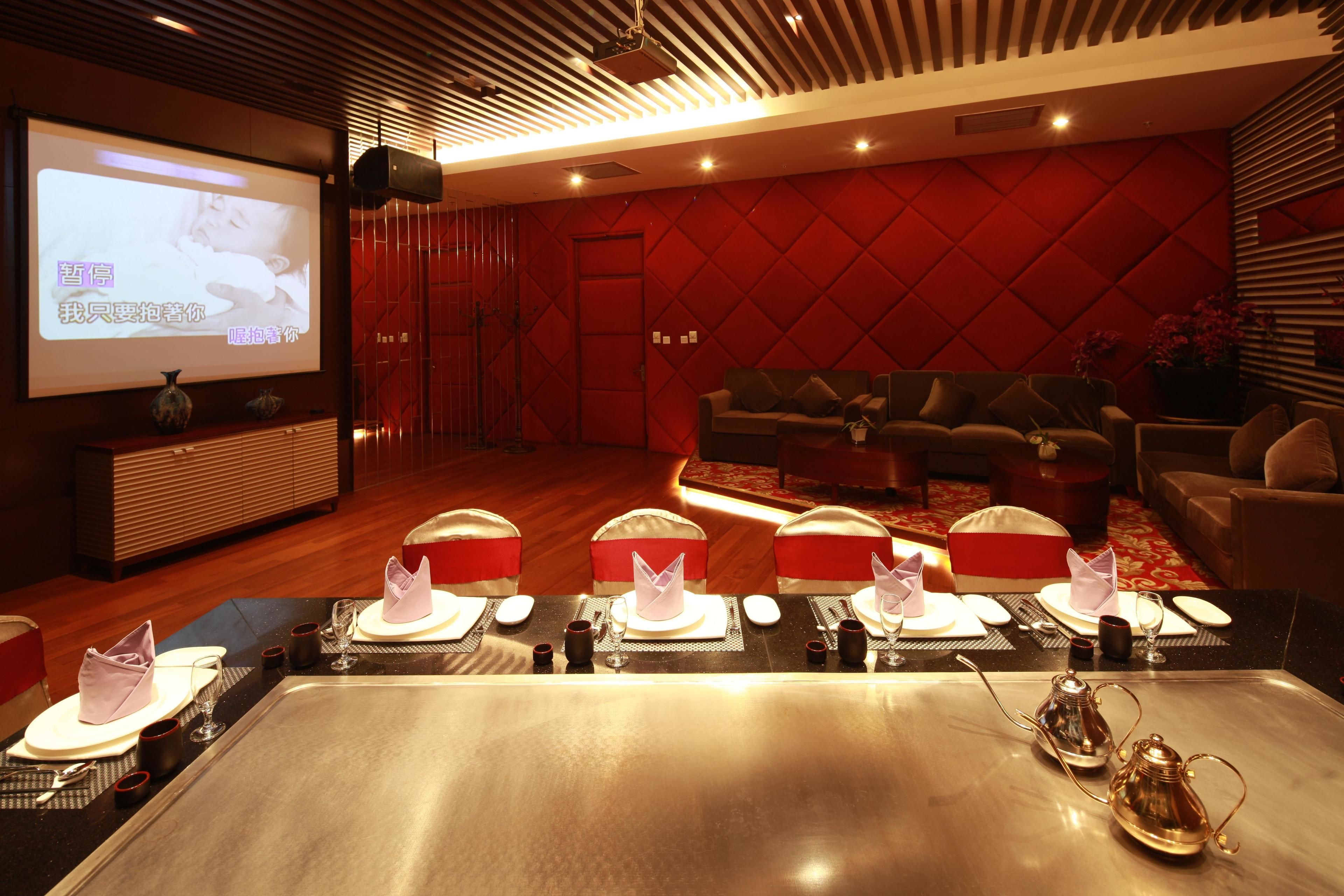 2 restaurants, lunch, dinner served; japanese cuisine