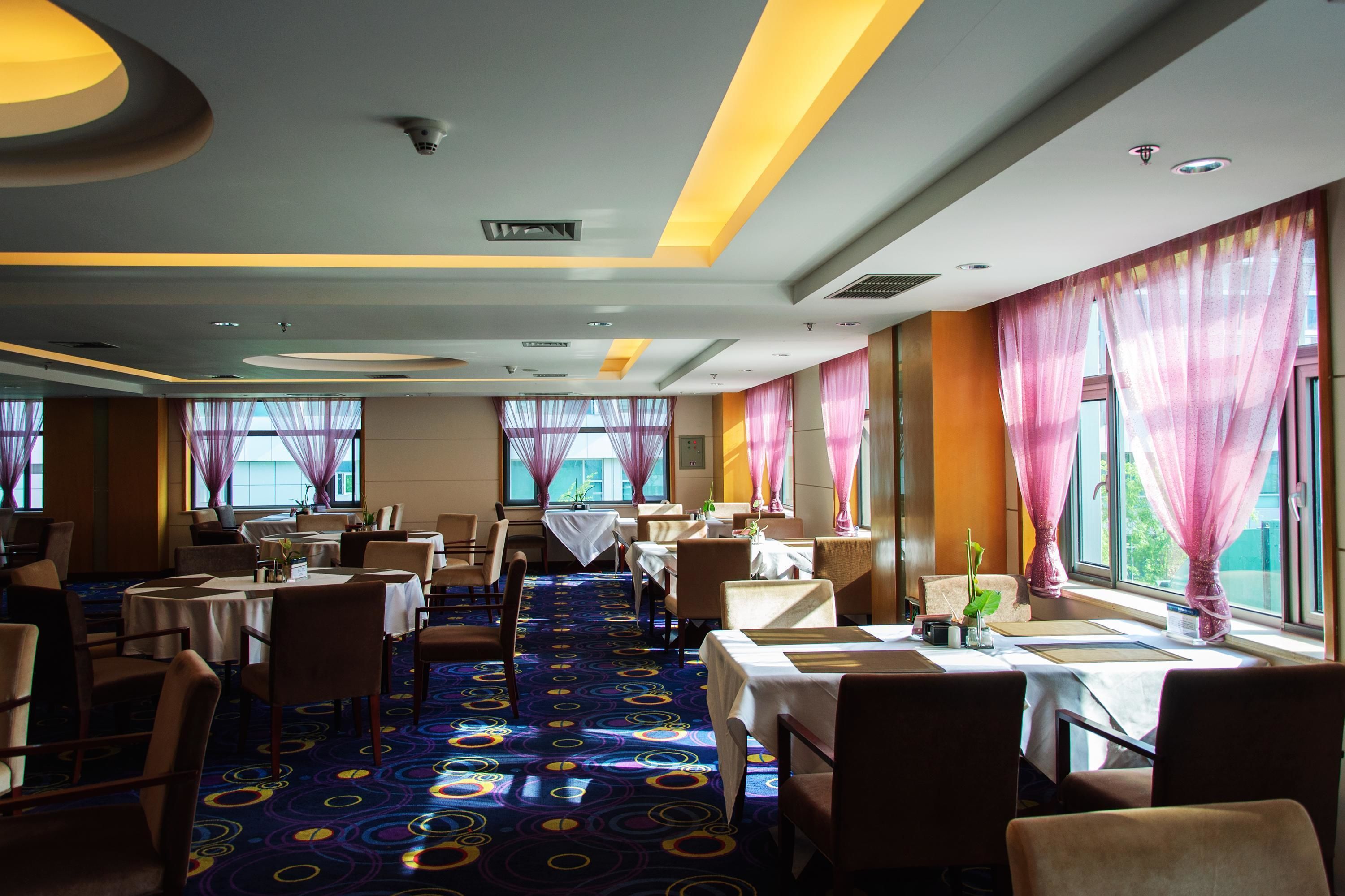 2 restaurants, lunch, dinner served; japanese cuisine