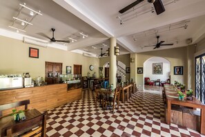 Restaurant - The Columns (Kampot)