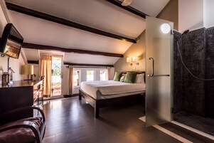 Kamar Double Deluks | Minibar, brankas, dan didekorasi berbeda-beda