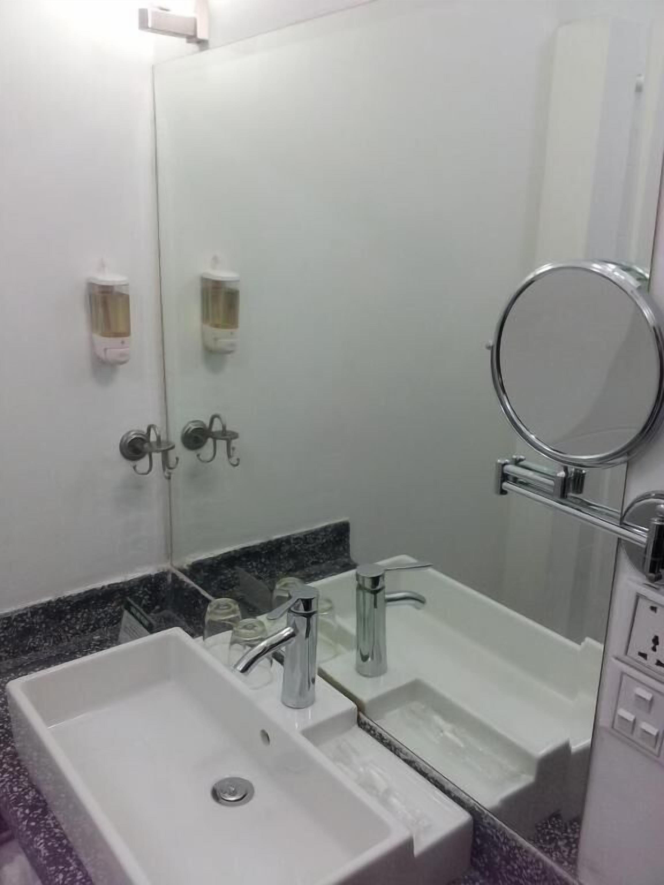 shower, rainfall showerhead, free toiletries, hair dryer