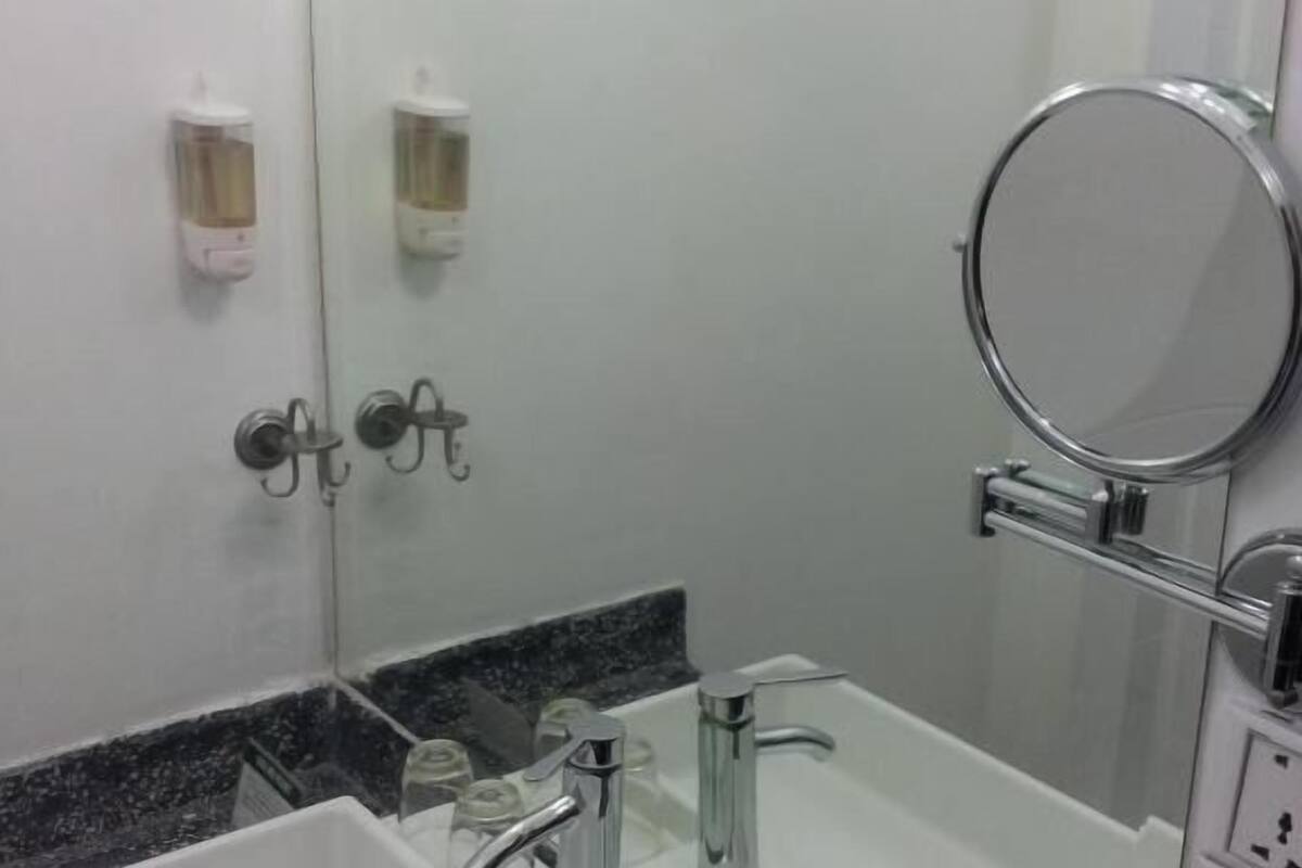 shower, rainfall showerhead, free toiletries, hair dryer