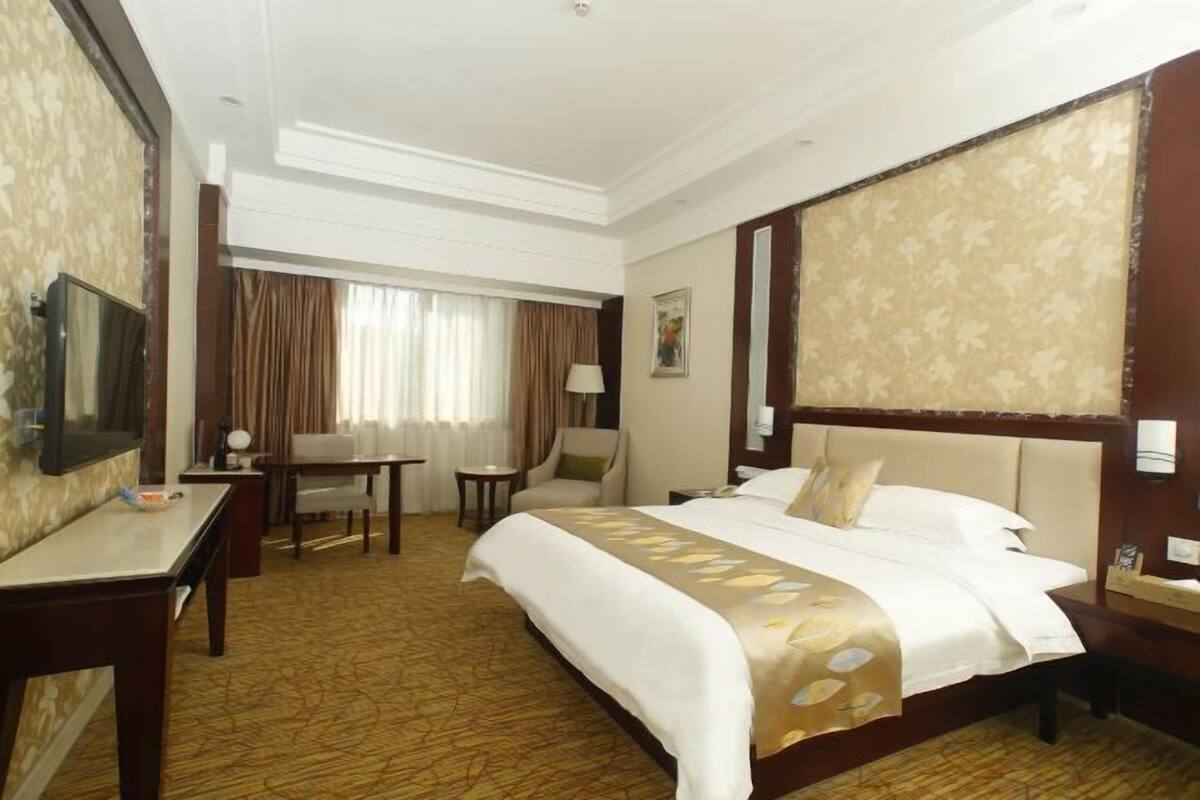 Minibar, Zimmersafe, Schreibtisch, laptopgeeigneter Arbeitsplatz