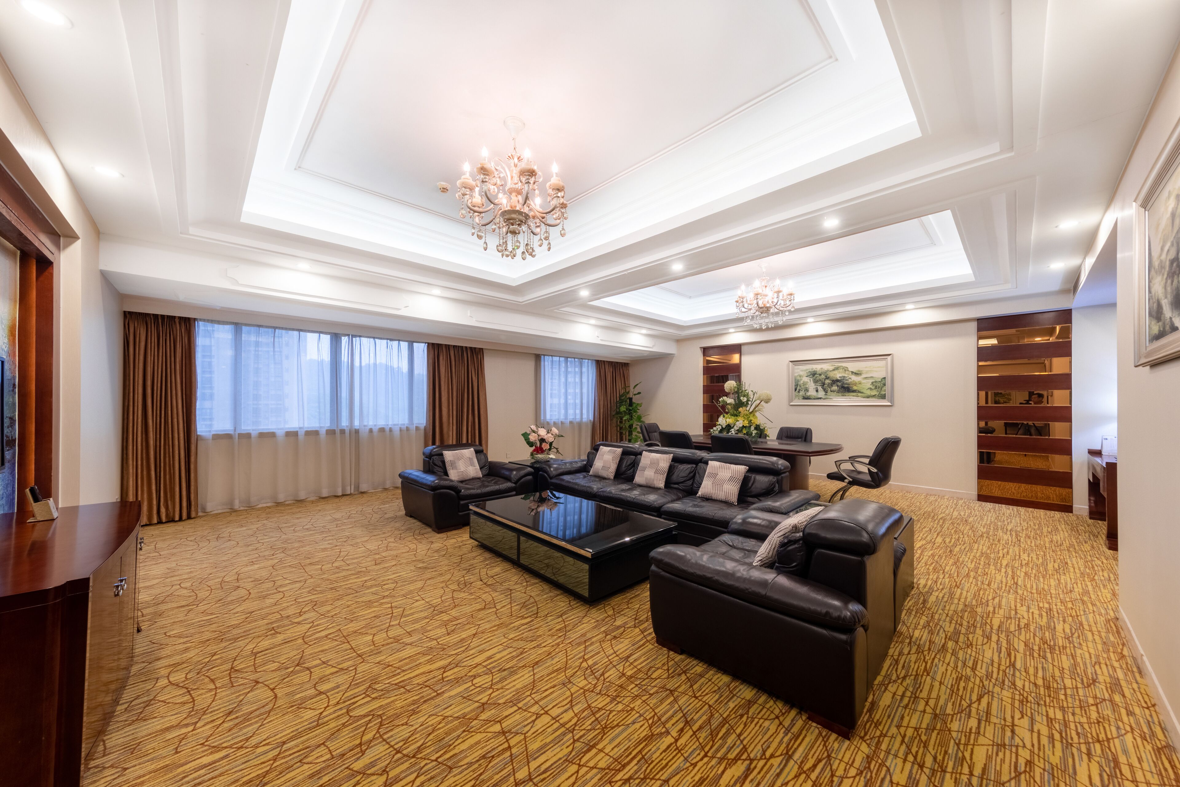 Suíte empresarial, 1 cama King | Frigobar, cofres nos quartos, escrivaninha