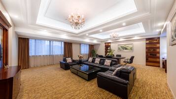 Suíte empresarial, 1 cama King | Frigobar, cofres nos quartos, escrivaninha