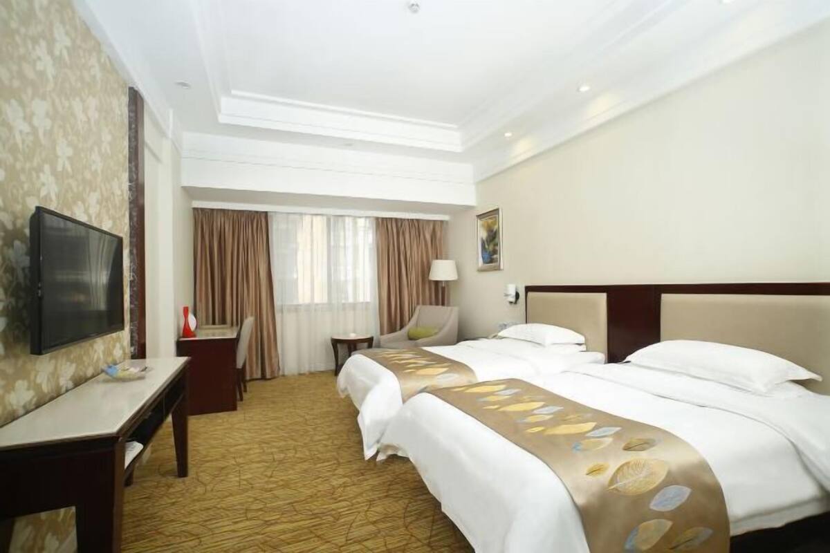 Minibar, Zimmersafe, Schreibtisch, laptopgeeigneter Arbeitsplatz