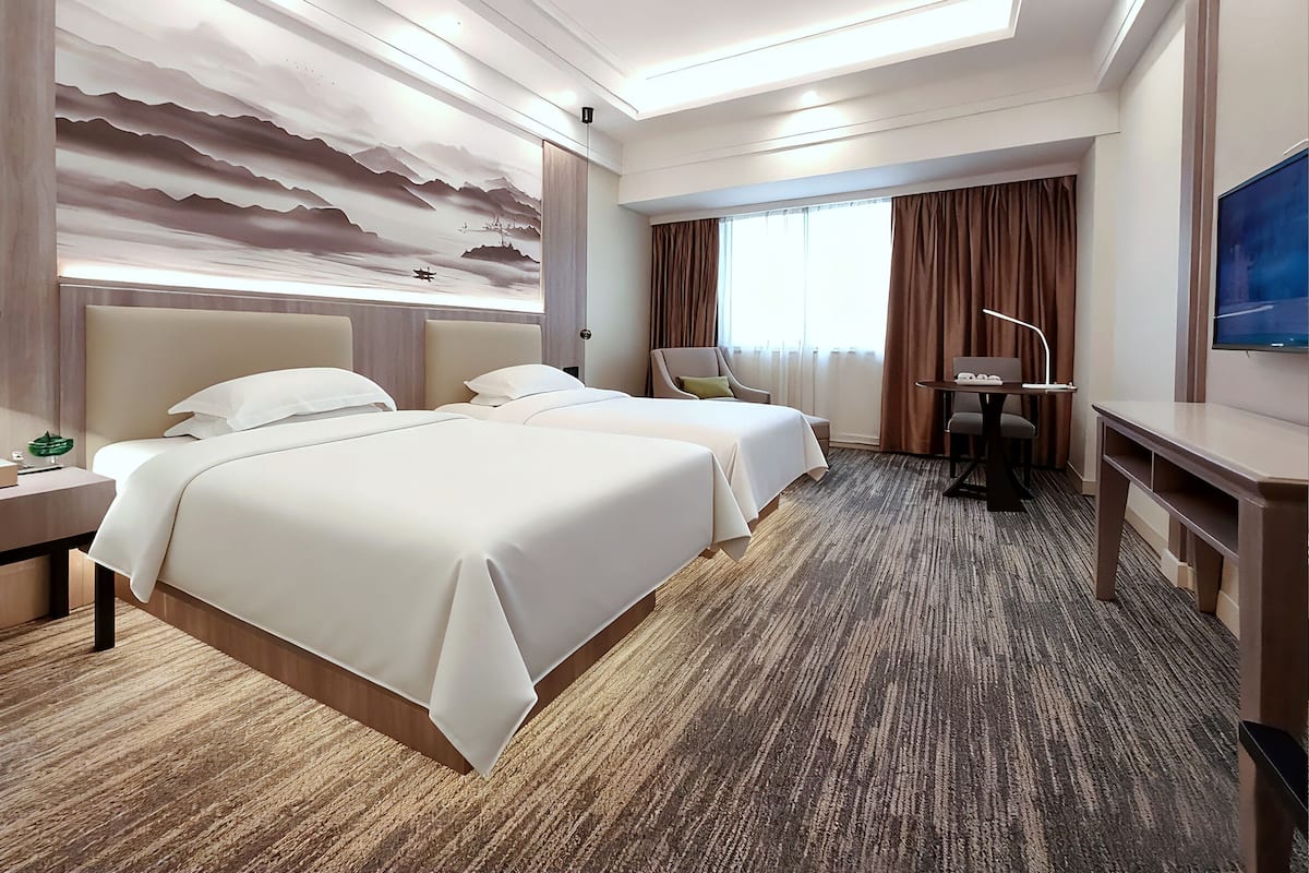 Premier Twin Room, 2 Twin Beds | Minibar, in-room safe, desk, laptop workspace
