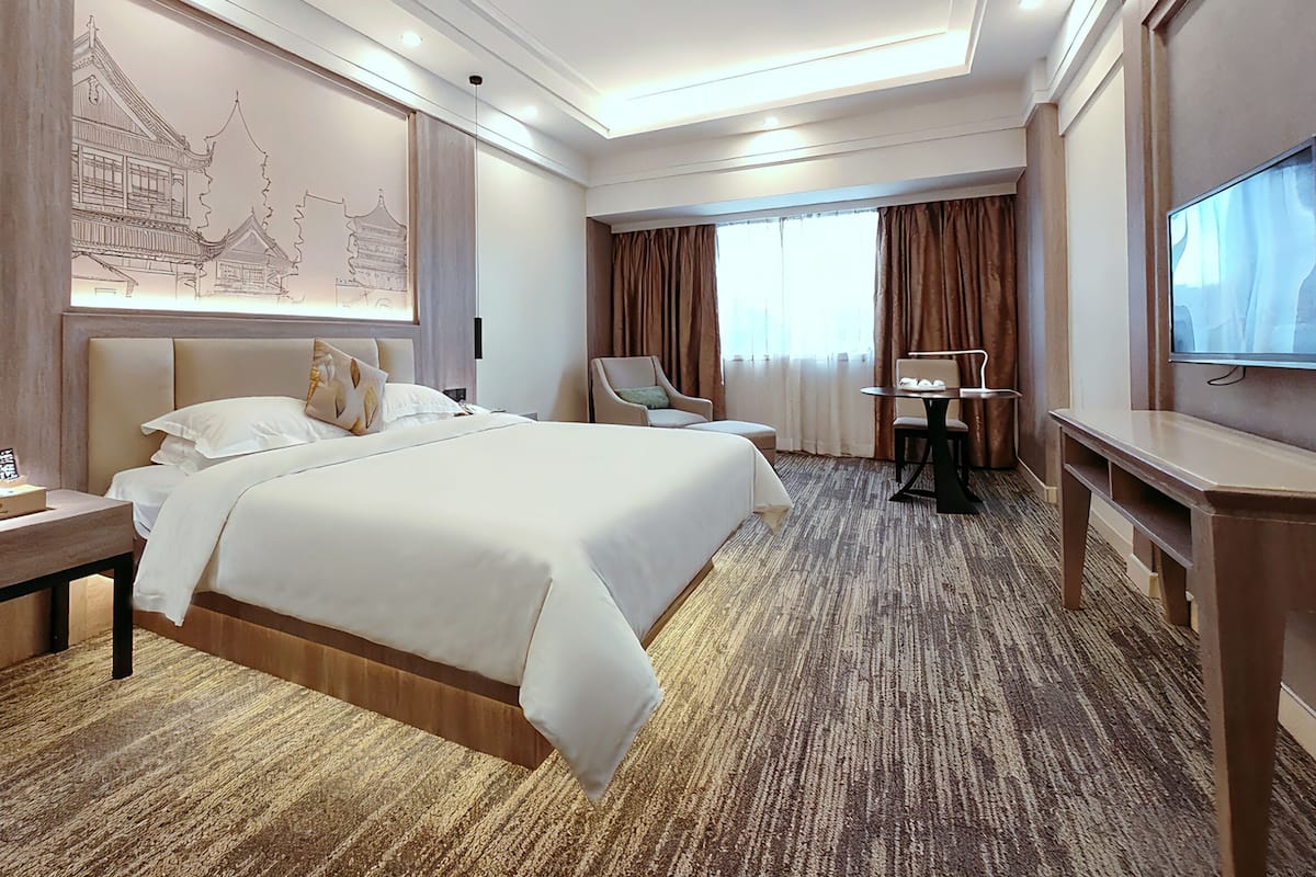 Premier Room, 1 Queen Bed | Minibar, in-room safe, desk, laptop workspace