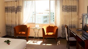 Minibar, skrivebord, blendingsgardiner og ekstrasenger (mot et tillegg)