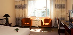 Minibar, desk, blackout drapes, rollaway beds - Ban Mê Dakruco Hotel (Nha Trang)