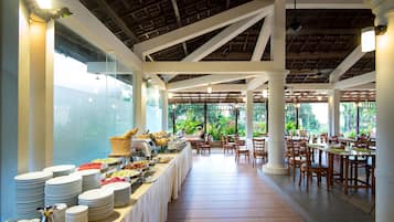 2 restaurants, breakfast, lunch, dinner served; international cuisine