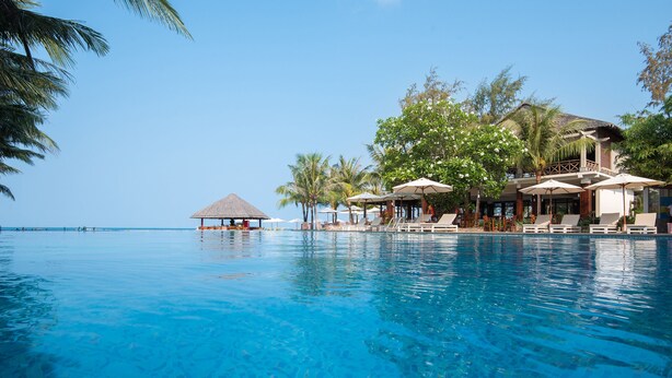 Outdoor pool, pool umbrellas, pool loungers - Eden Resort Phu Quoc (Phu Quoc)