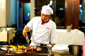 2 restaurants, breakfast, lunch, dinner served; international cuisine